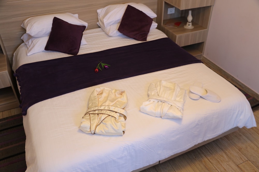 HOtello Guest Suites 14/28