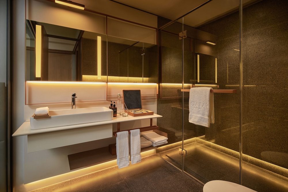 غرفة ديلوكس بسرير كينج بإطلالة على المدينة بشرفة، The Gaia Hotel Bandung 3/3