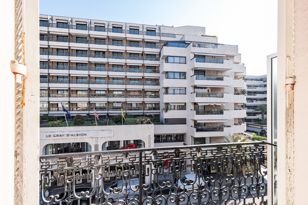 Modern Waikiki Hotel 1/50