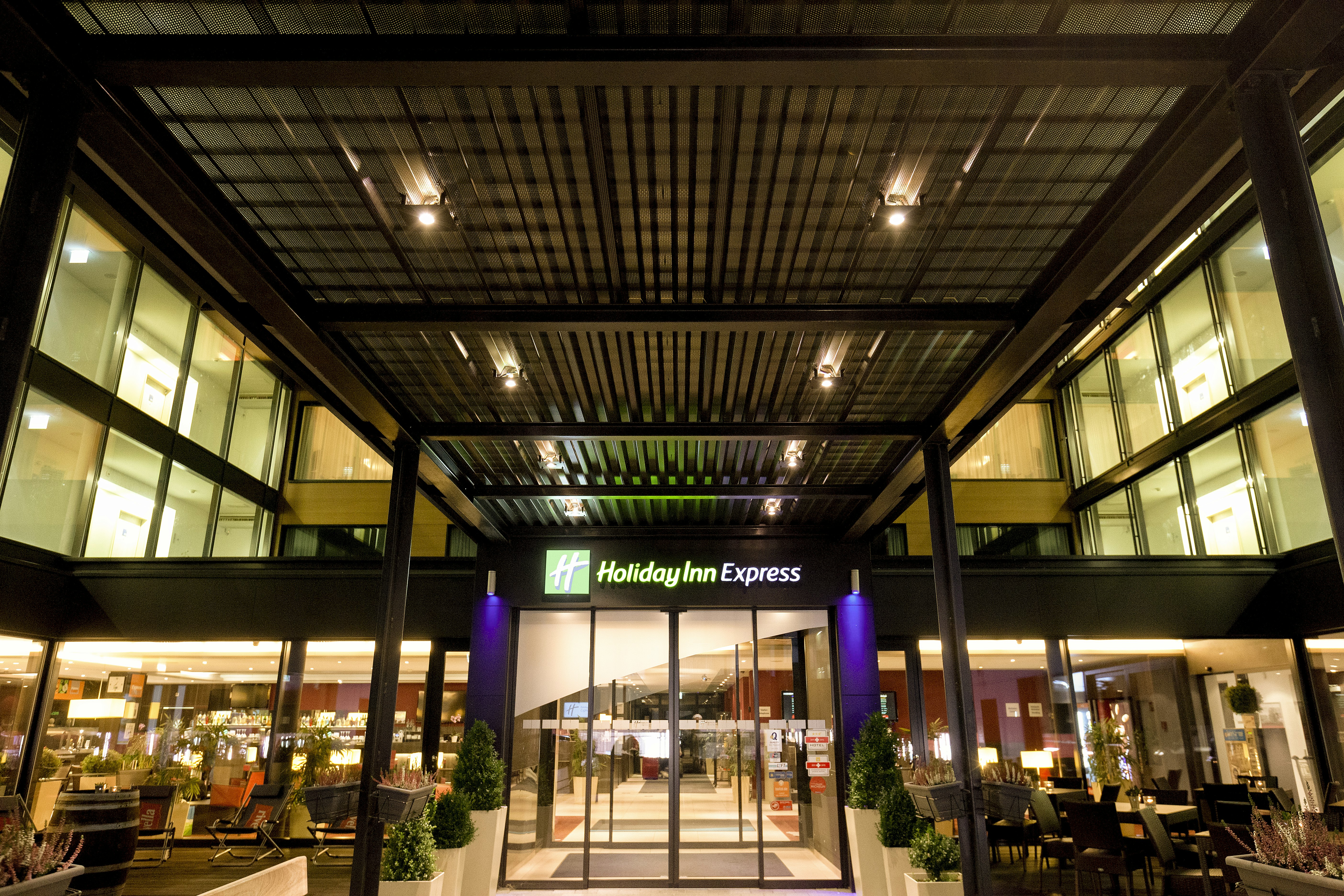 HOLIDAY INN EXPRESS ZURICH AIRPORT 8/80