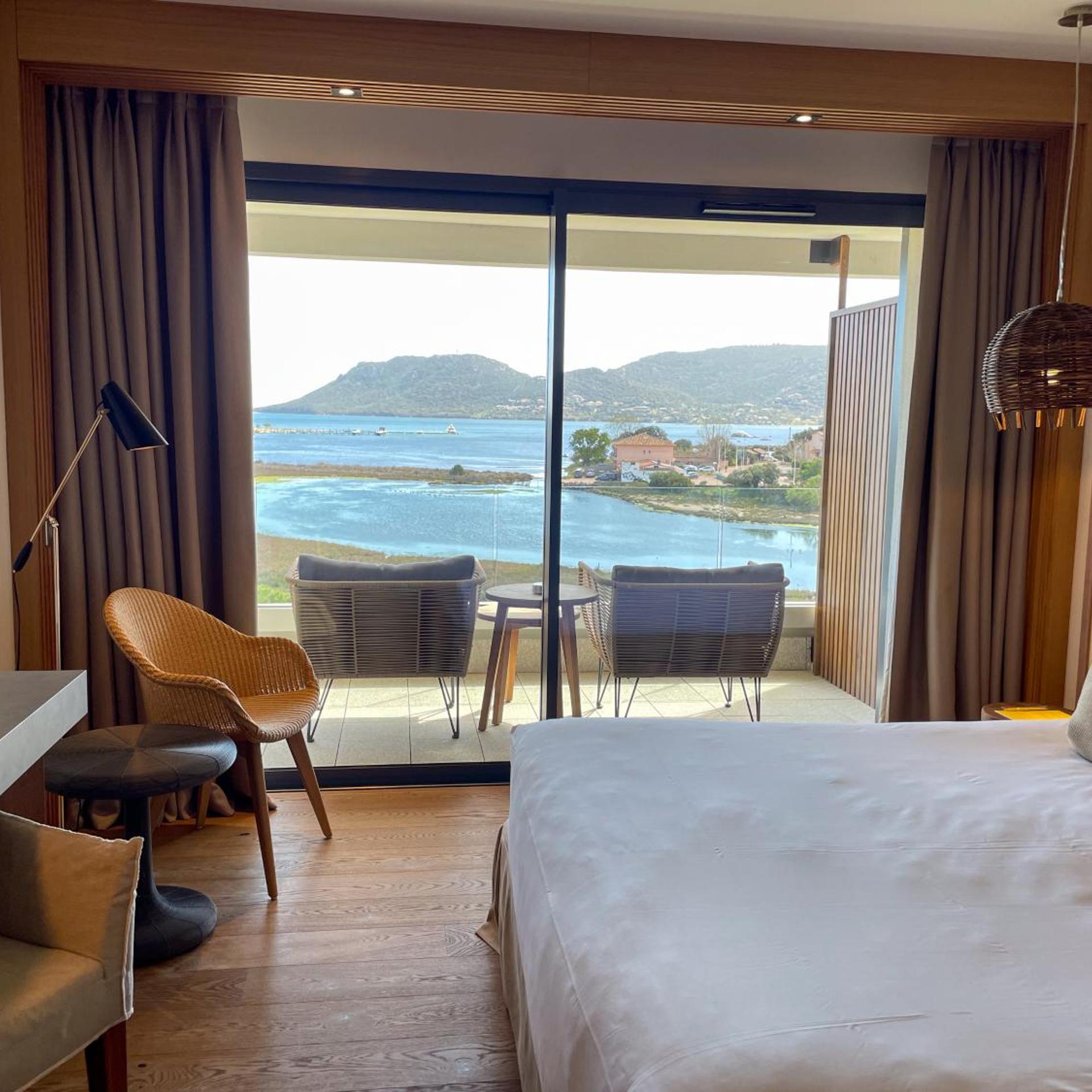 غرفة سوبيريور بسرير كينج بإطلالة على البحر، Golden Tulip Porto Vecchio 3/7