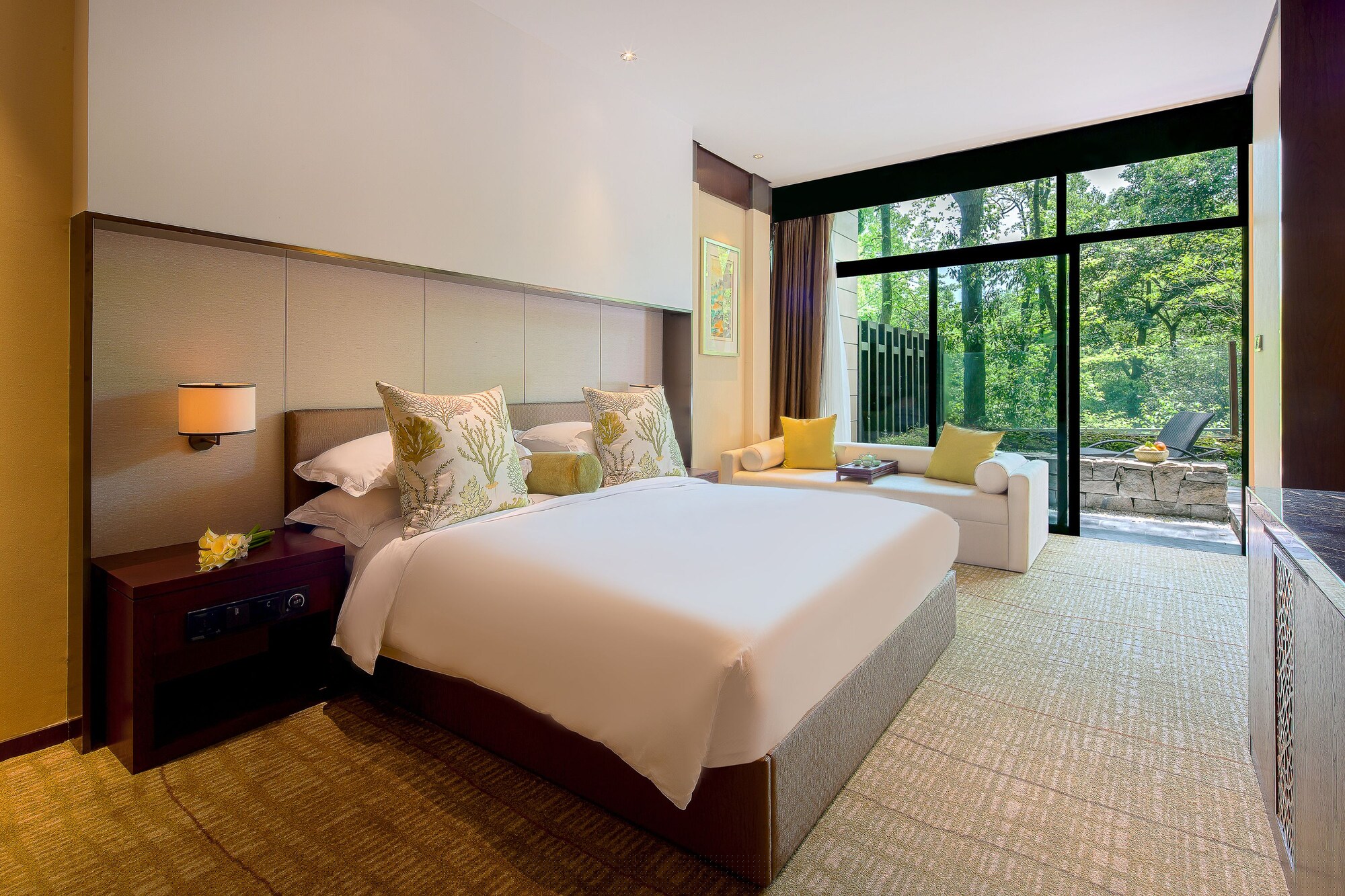Courtyard, King Bed