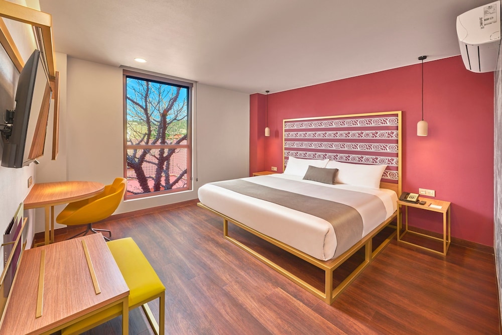 ROOM, KING BED