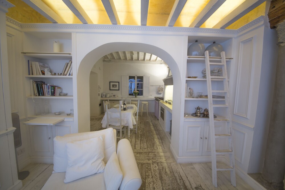 White Home 17/28
