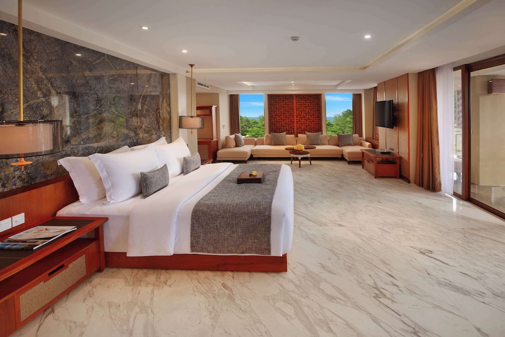 GRAND, SUITE, POOL VIEW, JETTED TUB