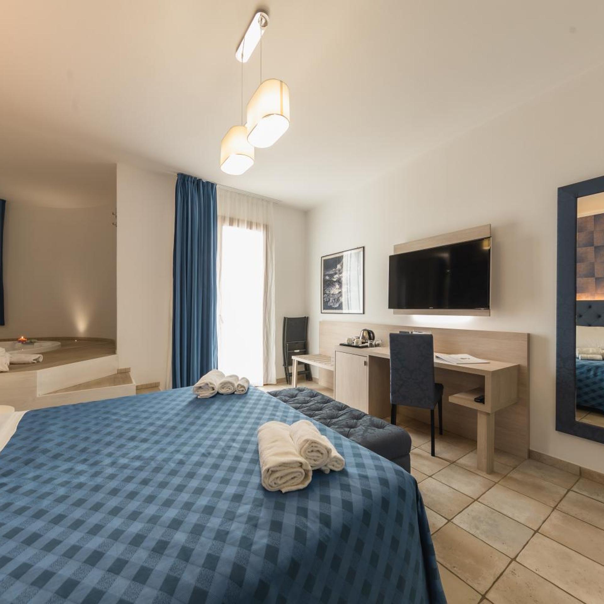 Deluxe, Double or Twin Bed, Hot Tub