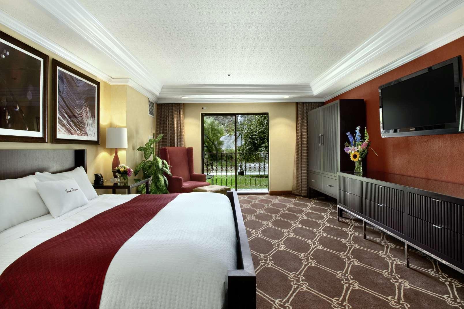 Suite, King Bed, River View
