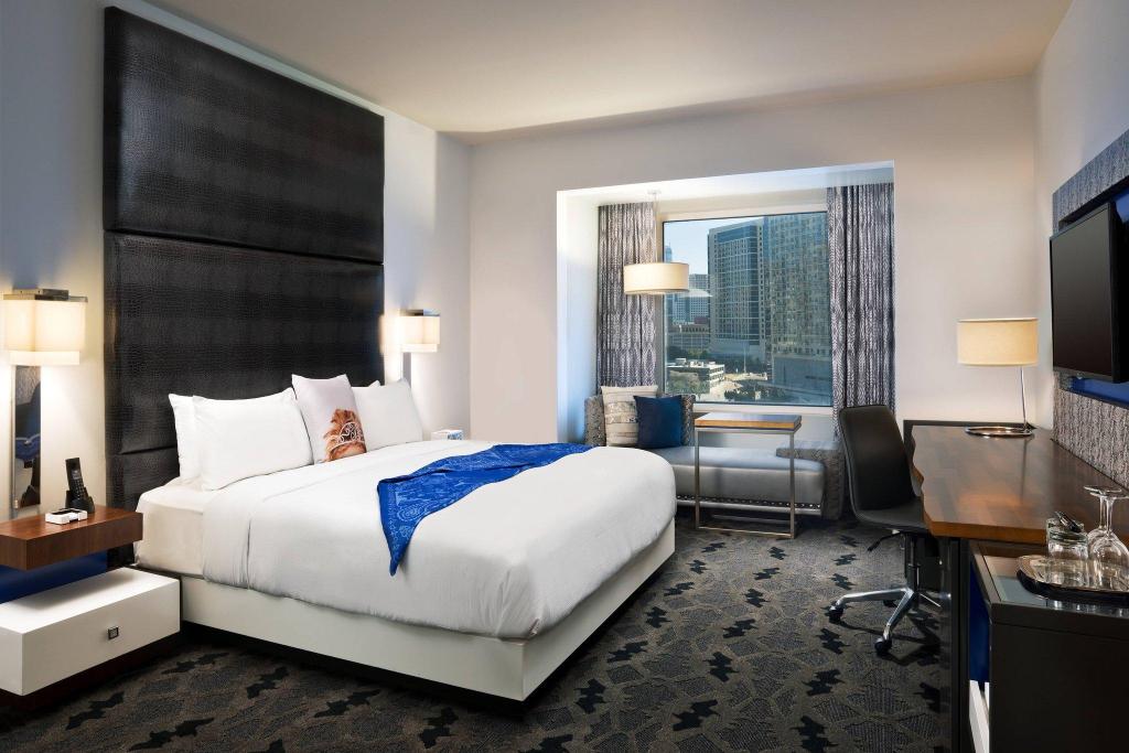Suite, King Bed, Arena View, City View, Balcony, High Floor, Corner