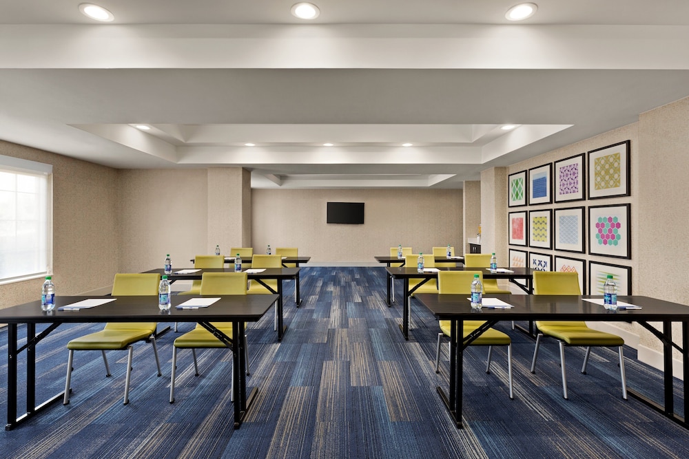 Holiday Inn Express Hotel & Suites Shawnee I-40 53/59
