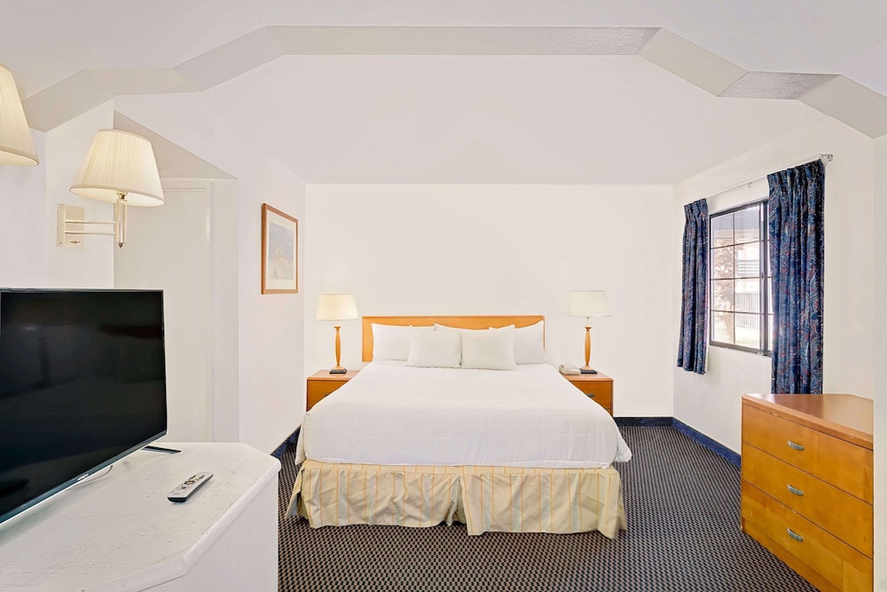 Days Inn & Suites By Wyndham Needles 14/30