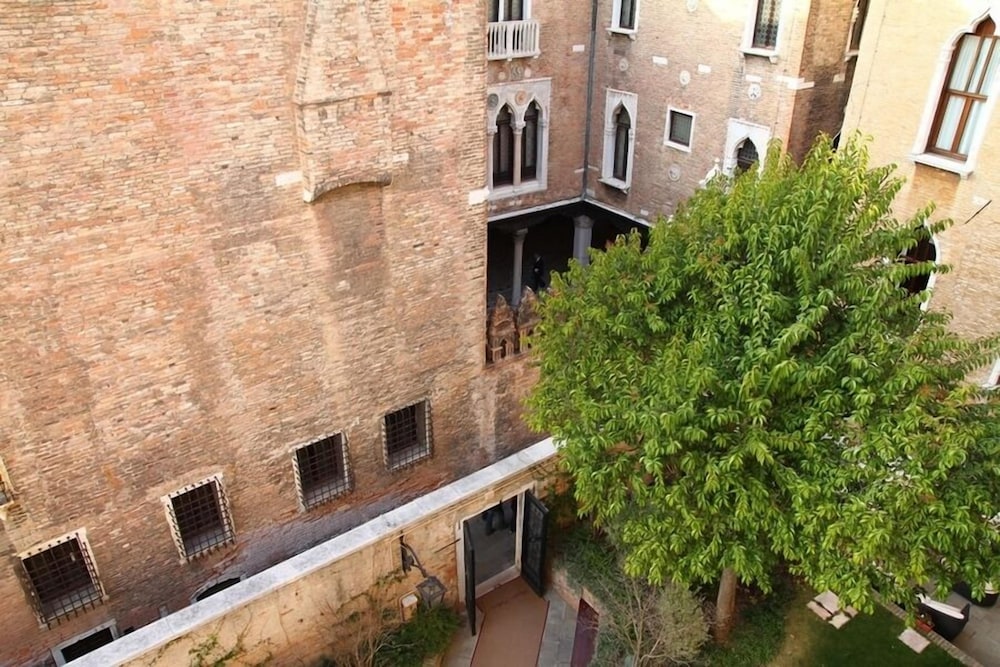 Pesaro Palace 59/60