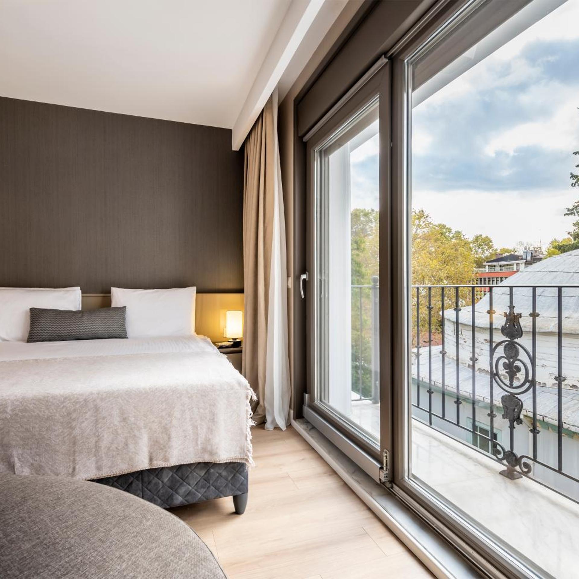 Suite, King Bed, Corner