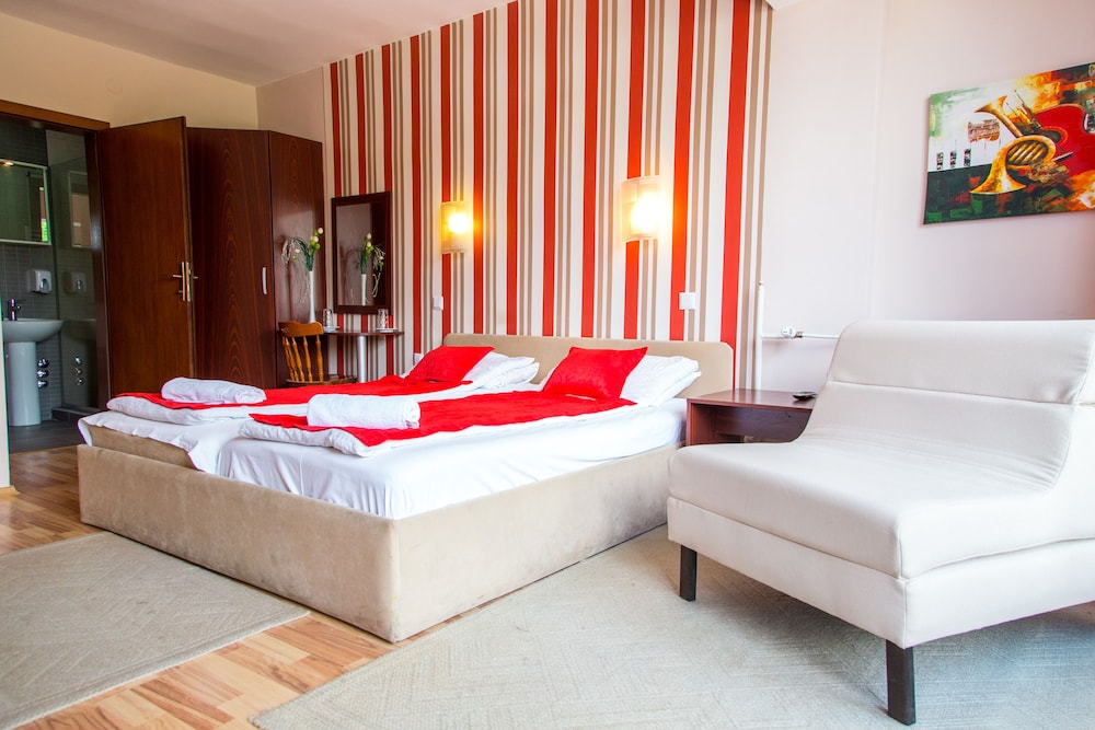 Hotel Pine 16/38