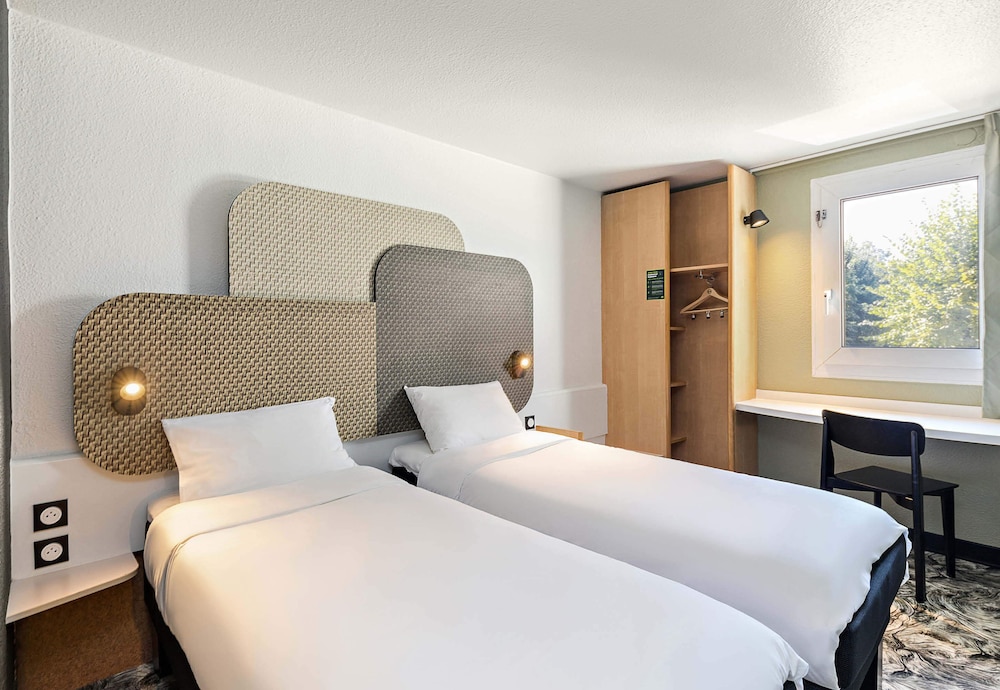 ROOM, TWIN BEDS