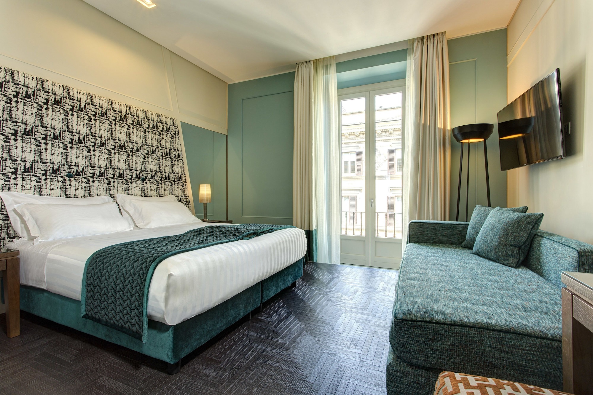 DELUXE, DOUBLE OR TWIN BED