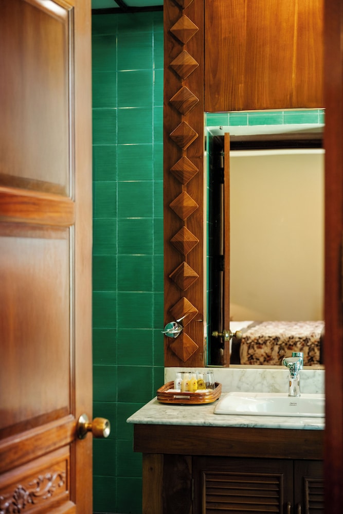 Earls Regency Hotel 43/43
