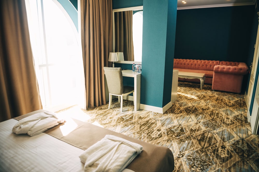 Emerald Suite Hotel 13/37