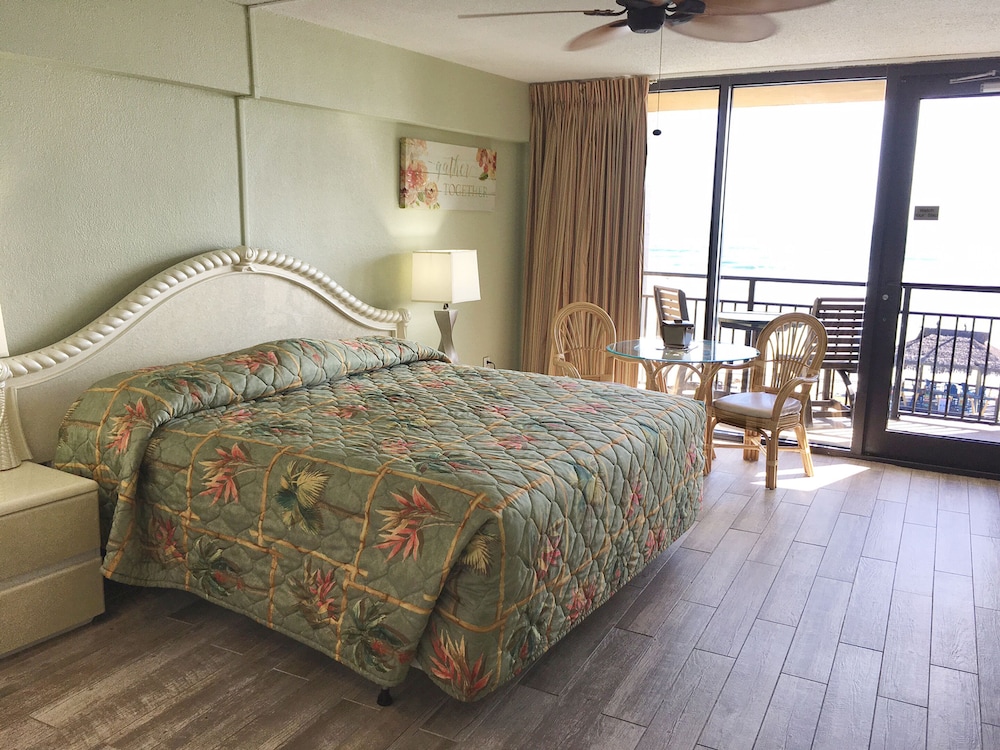 STUDIO, KING BED, OCEAN FRONT, KITCHEN