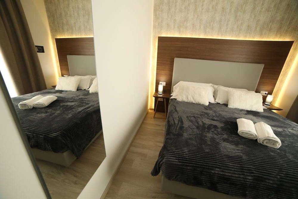 8 Room Hotel 25/80