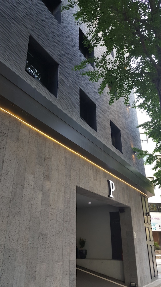 The BS Hotel 32/35