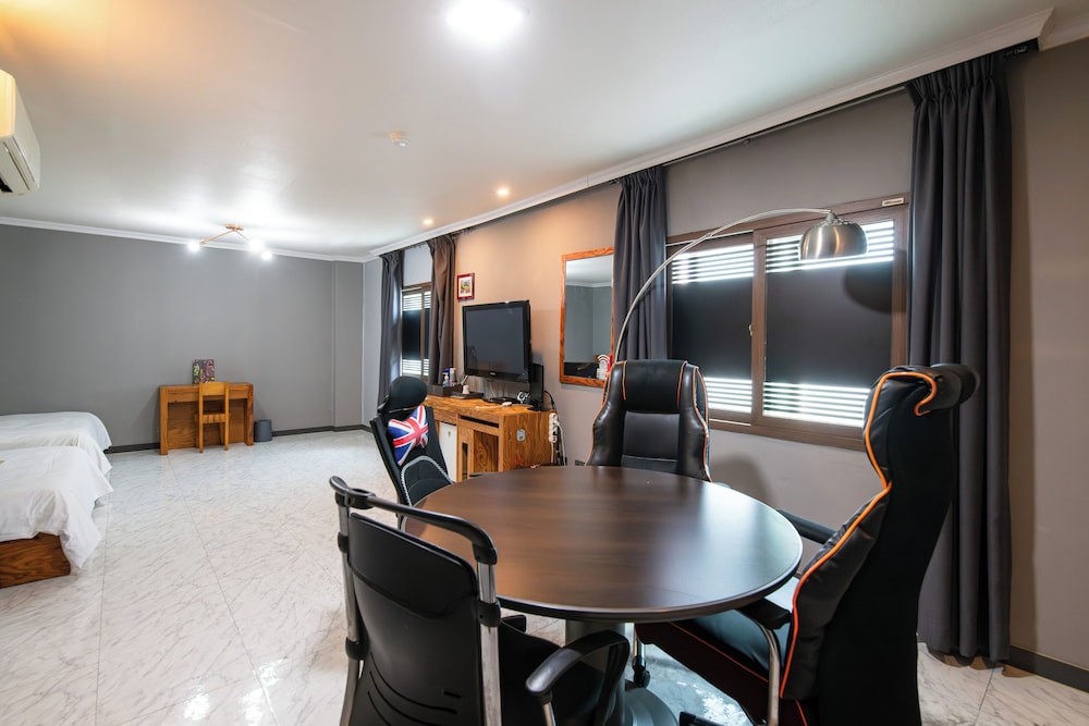 Gung Tourist Hotel 40/52
