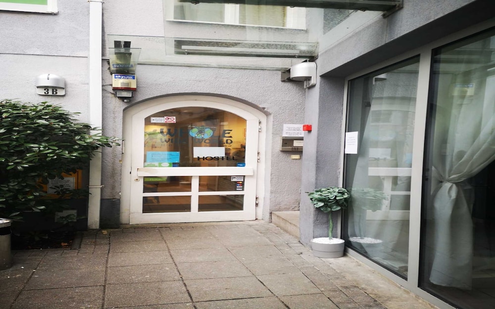 Whole Wide World Hostel & Bar 9/50