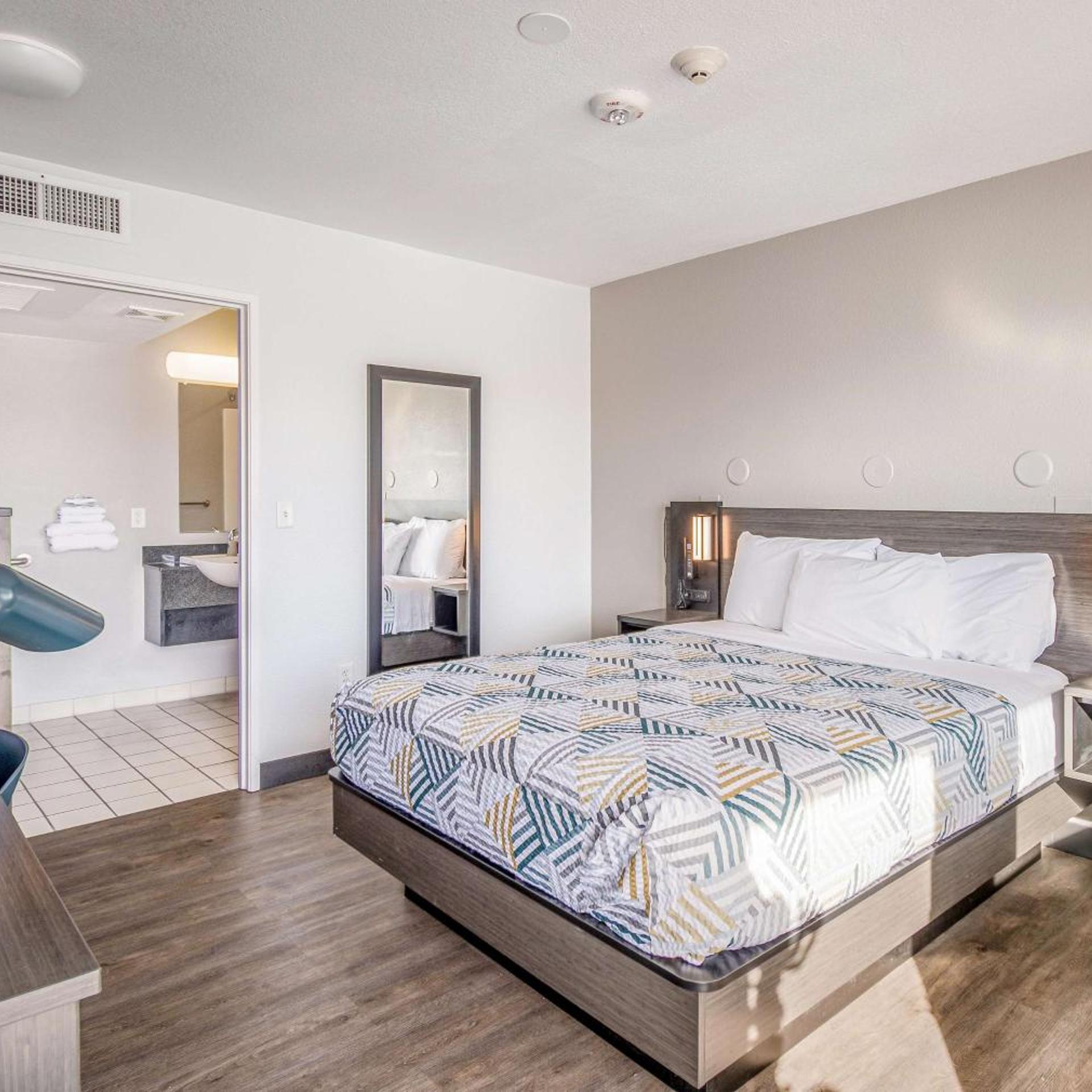 1 Full Bed - ADA/Tub/Micfridge