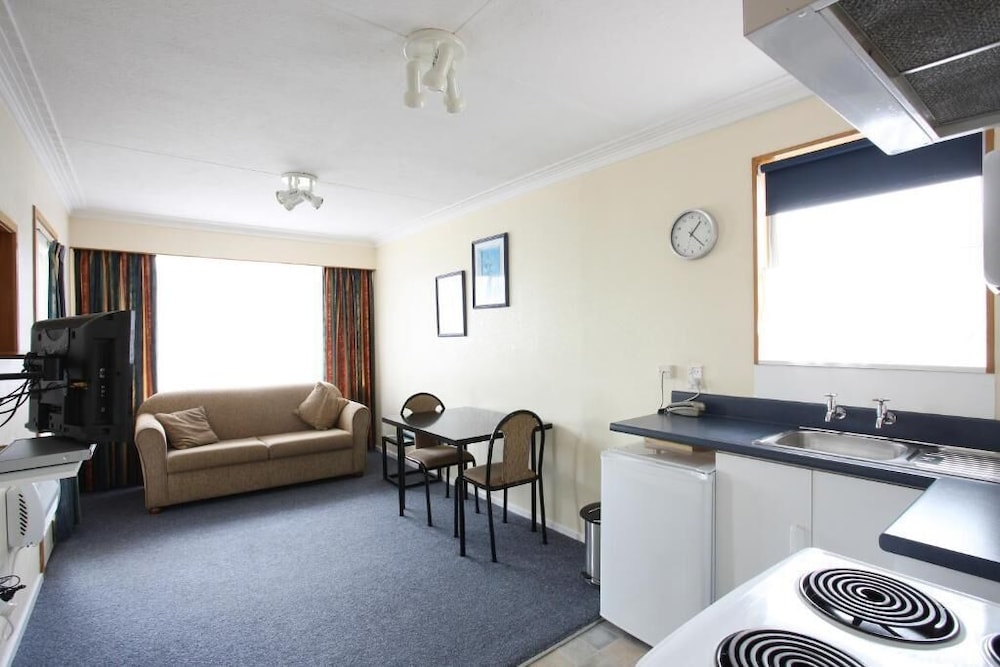 Queens Park Motels 35/60