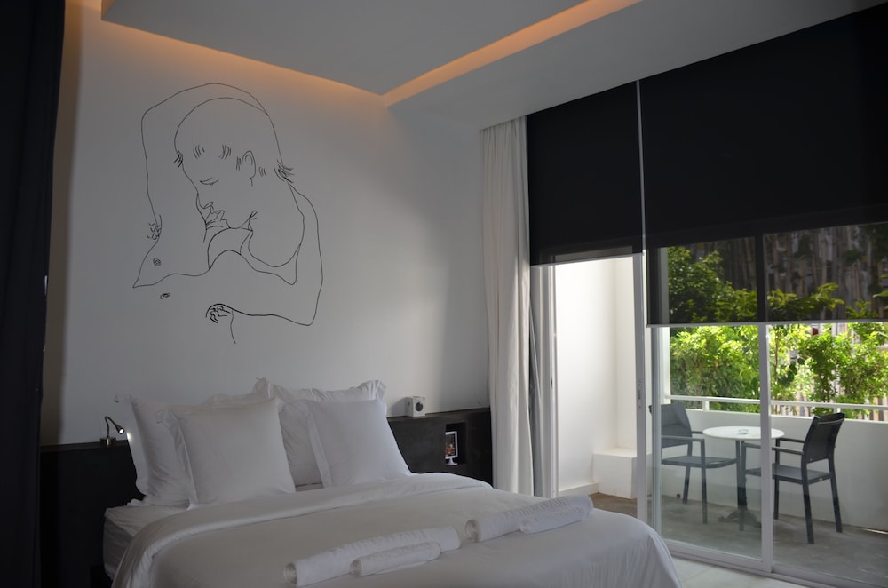 DELUXE, QUEEN BED, BALCONY