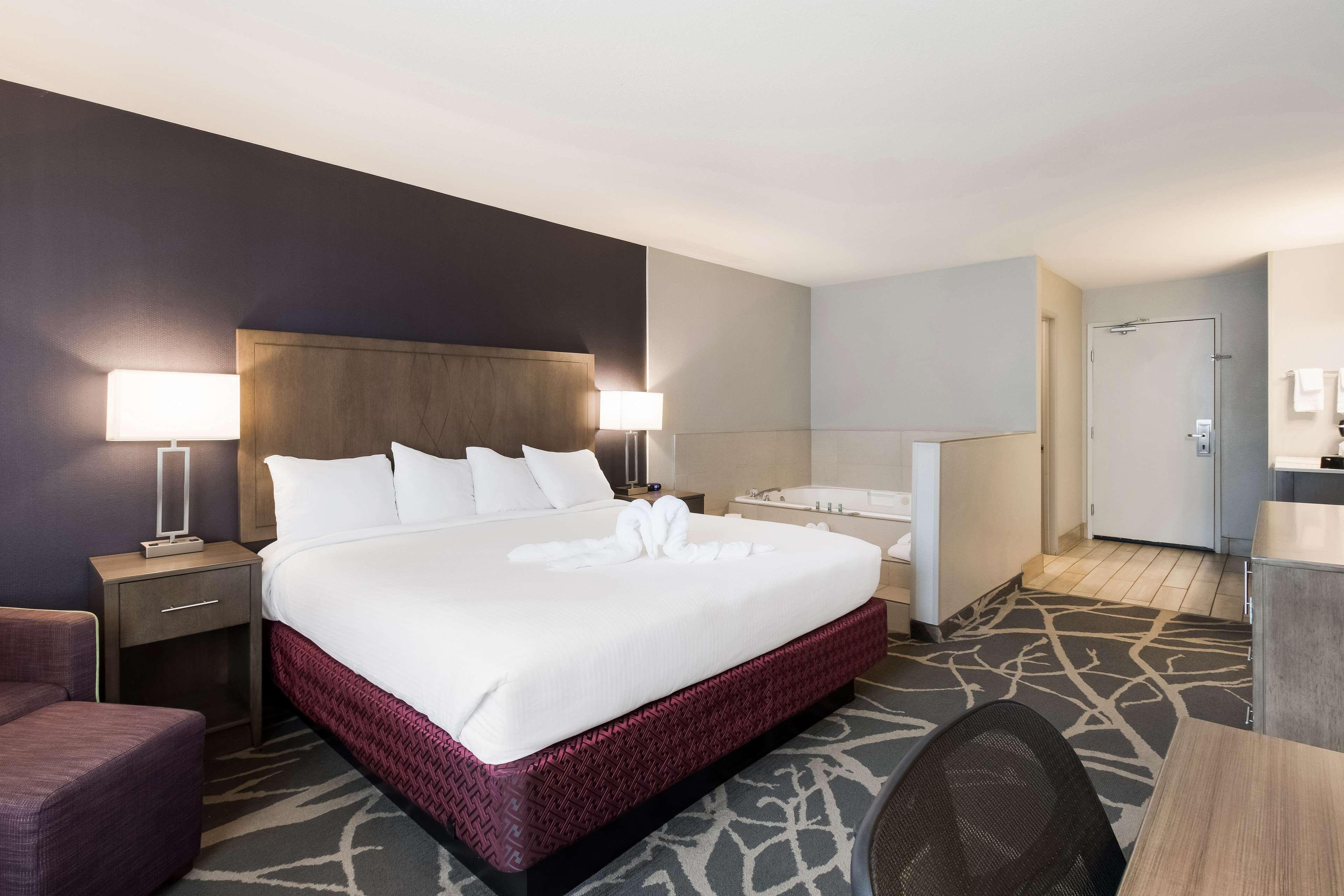 غرفة بسرير كينج بحوض جاكوزي، Best Western Mcminnville Inn 3/4