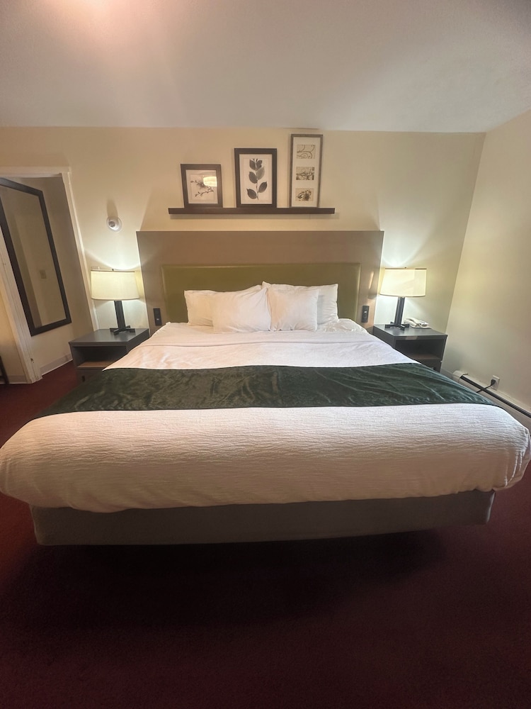 Pictured Rocks Inn & Suites 24/70