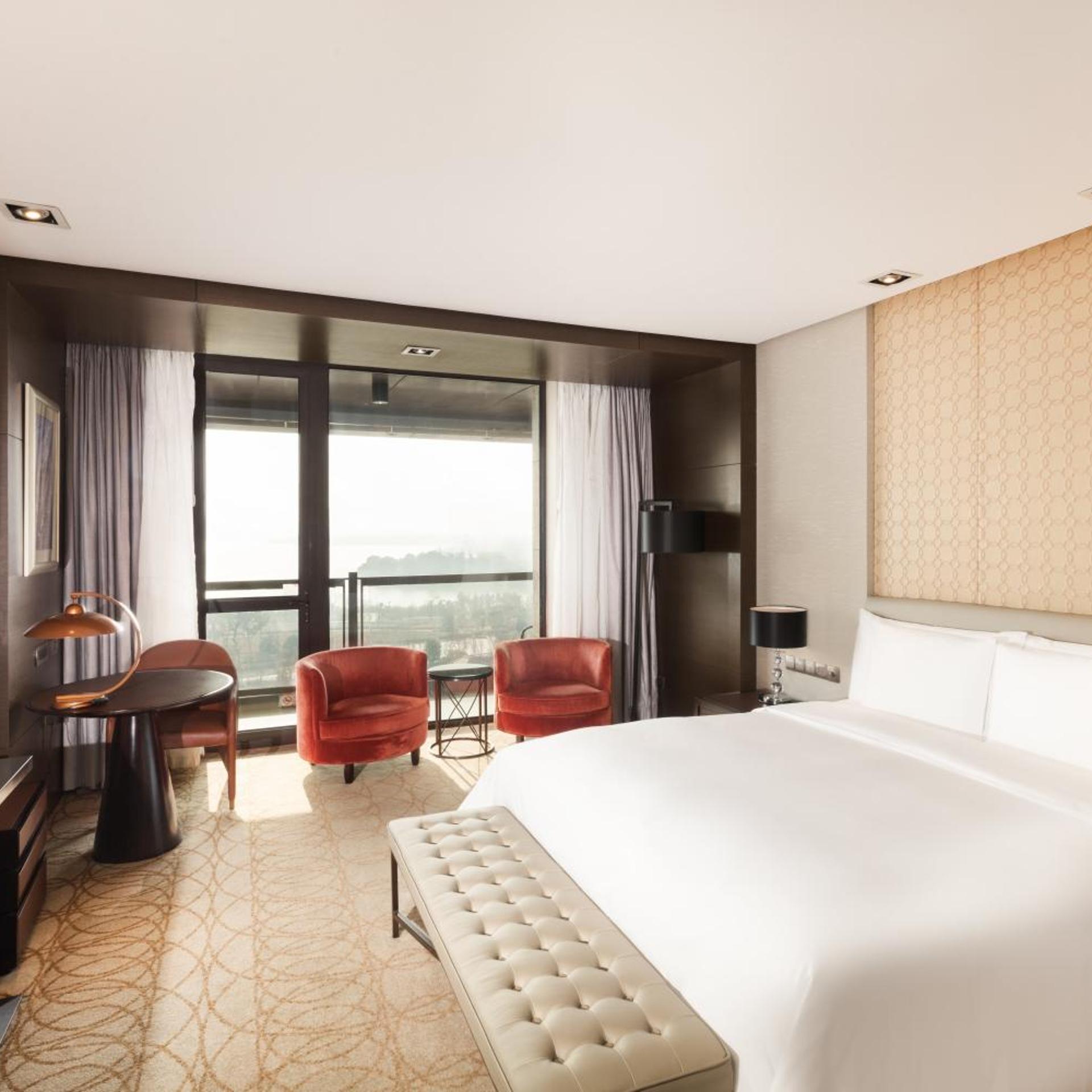 Room, King Bed, Club Floor