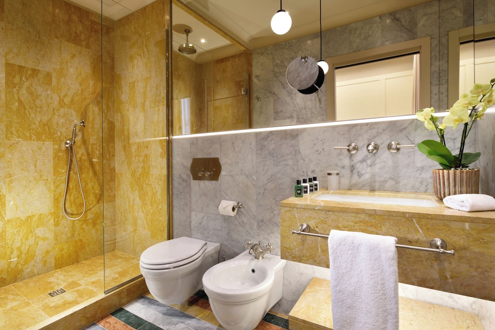 Smart, Queen Bed, Floren Luxury Hotel 3/3