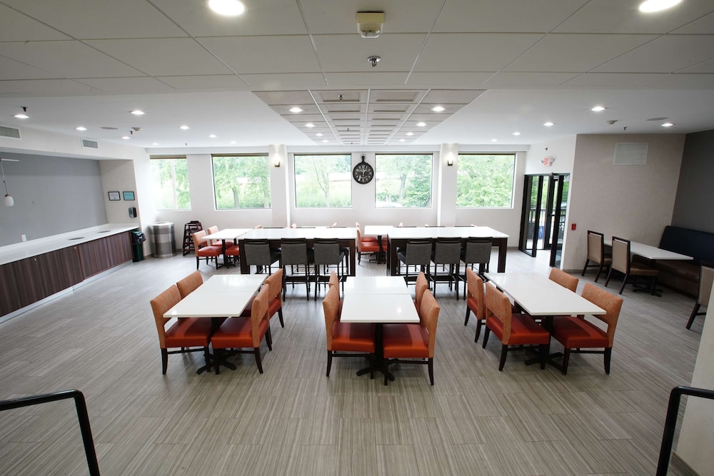 Best Western Paramus Hotel & Suites 30/35