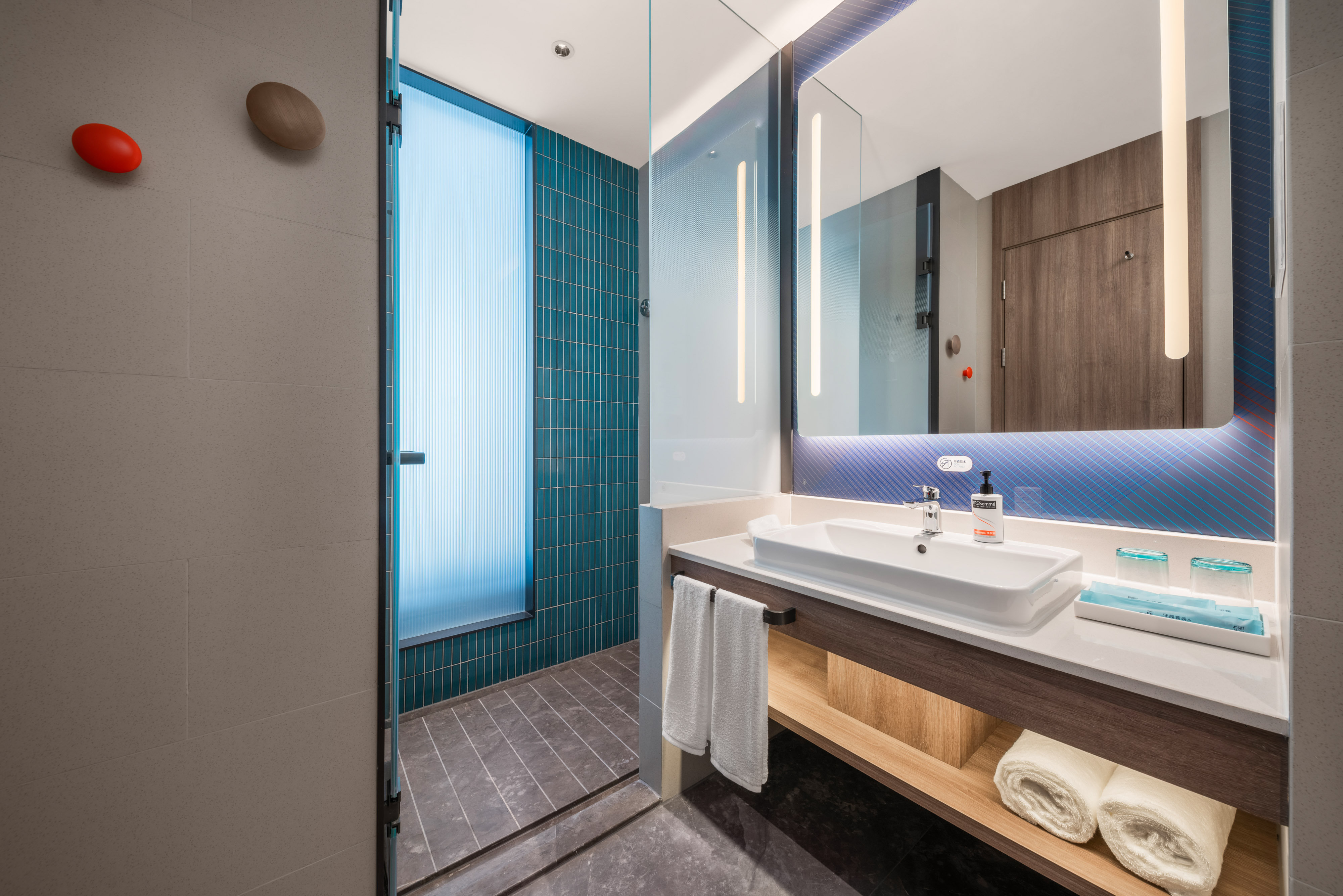 Holiday Inn Express Shenzhen Futian Center 62/63