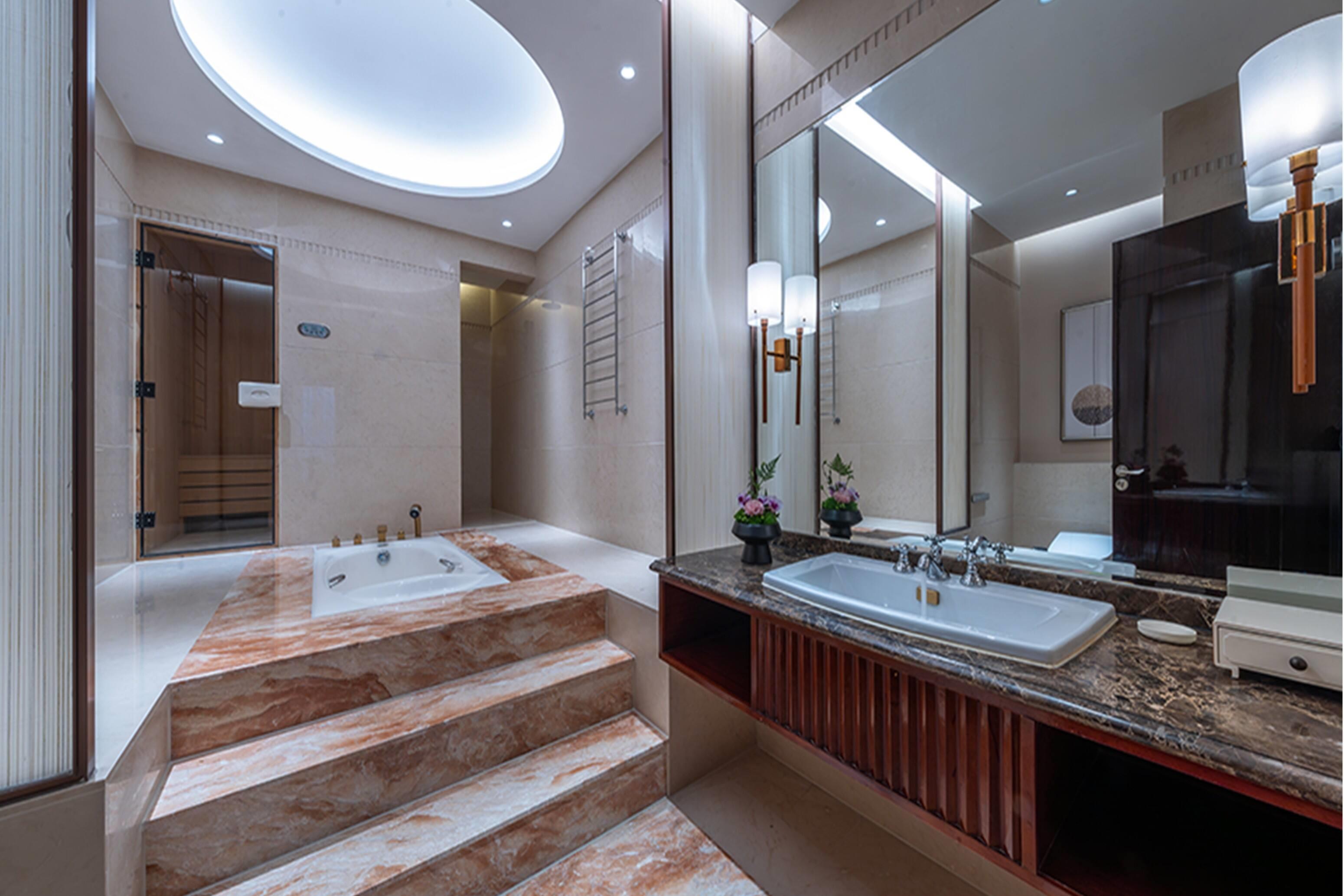 Ambassador, Suite, King Bed