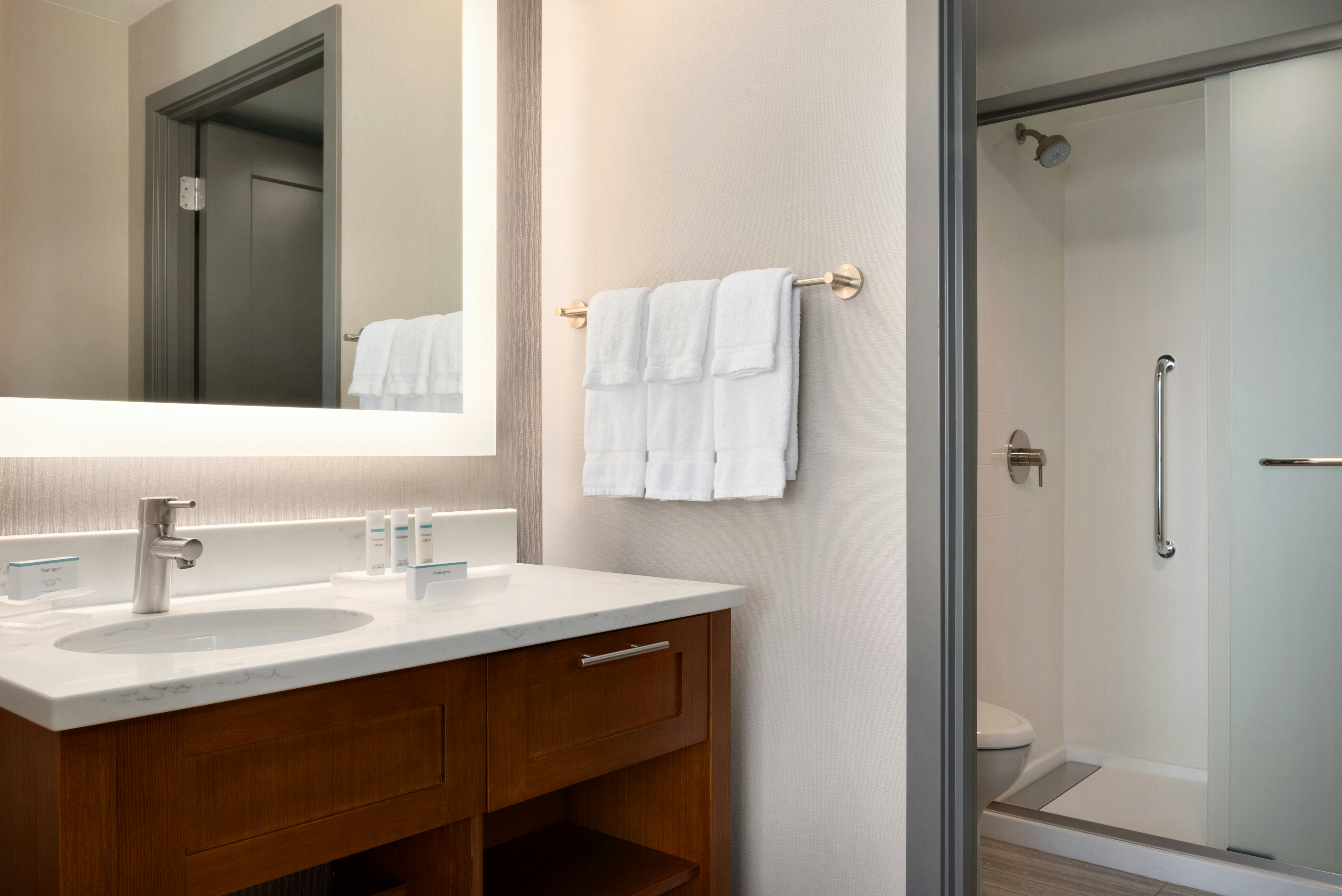 Suite, 2 Queen Beds, Corner, Accessible