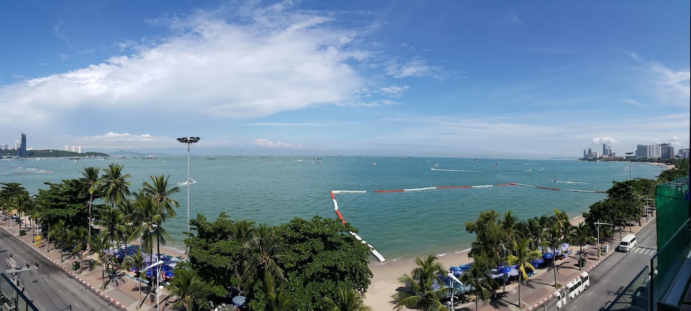Serenotel Pattaya Beach Front 41/50