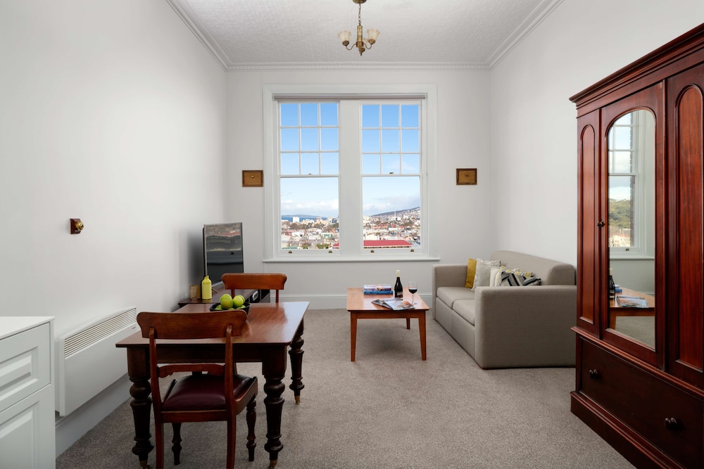 RYDGES HOBART 47/67