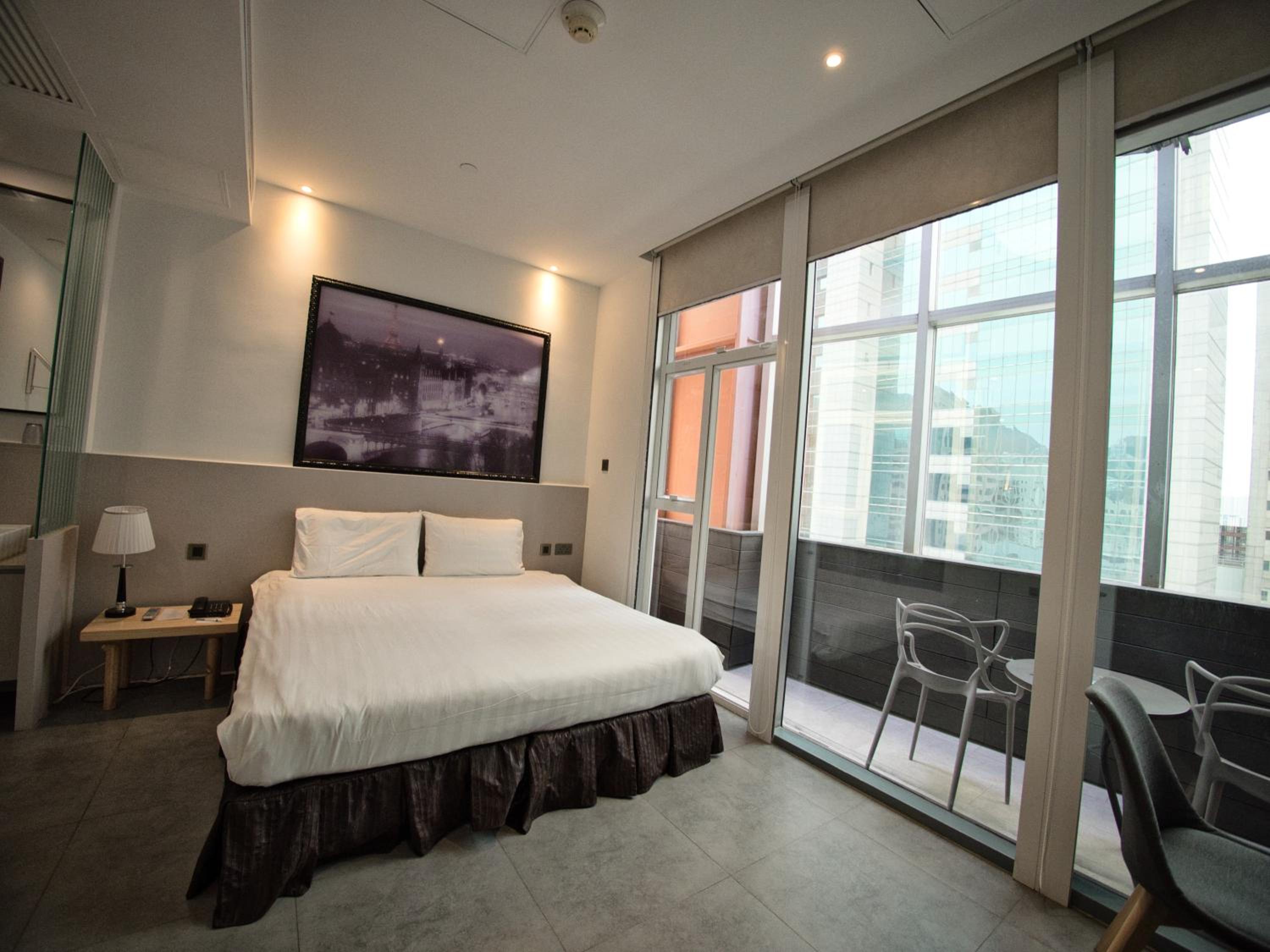 Deluxe, Balcony