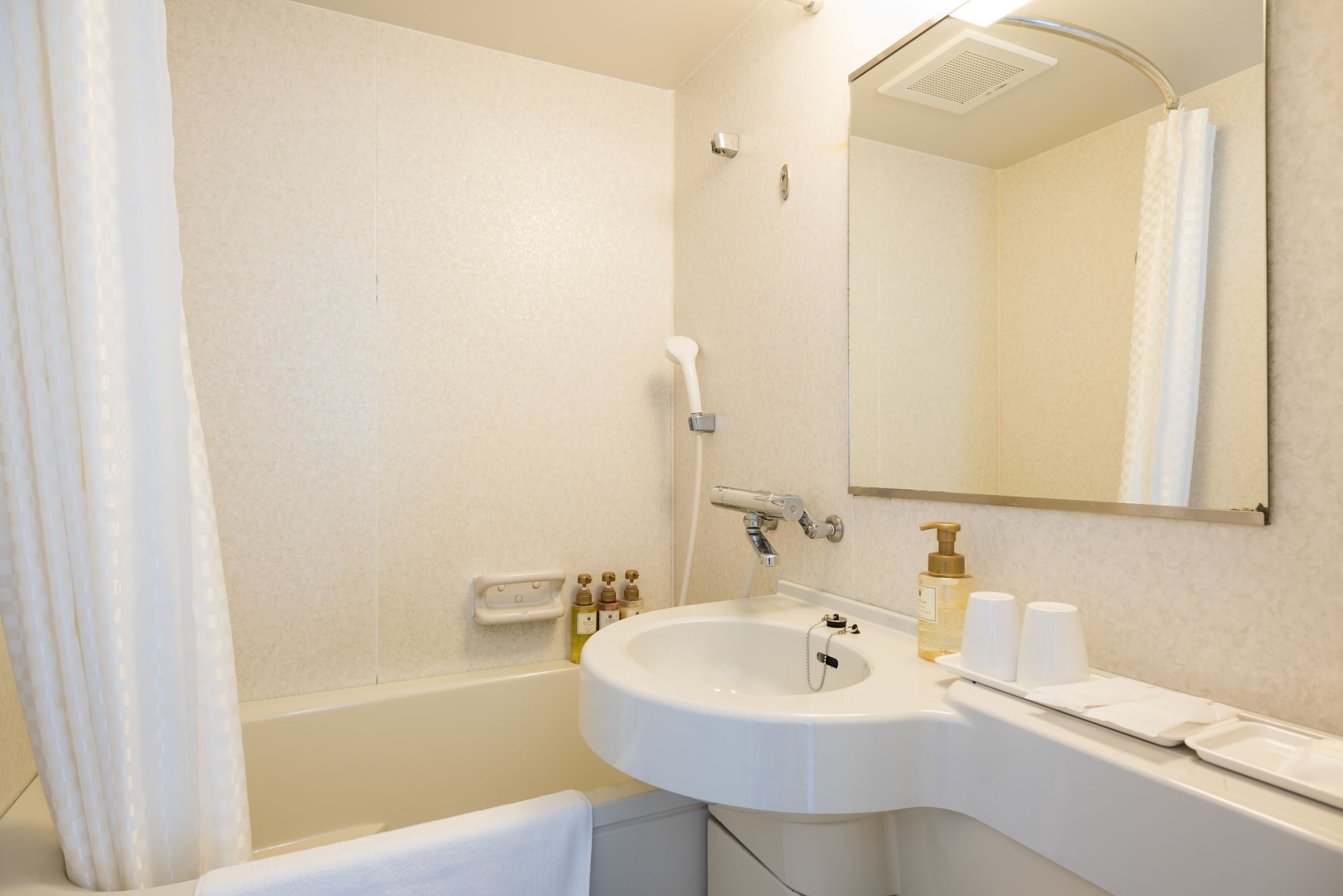 غرفة بسرير مزدوج في طابق منخفض، Naha Beach Side Hotel 5/6