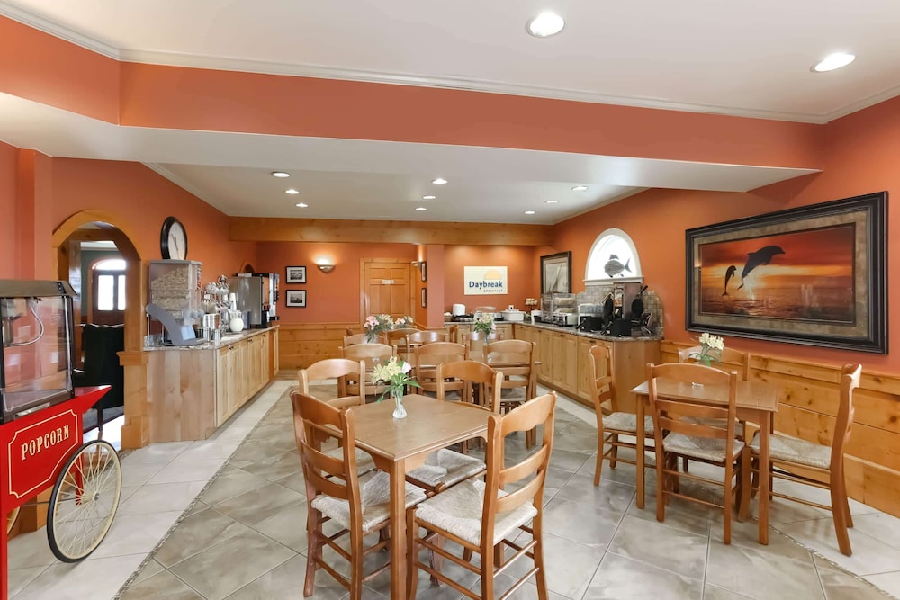 Days Inn by Wyndham Kill Devil Hills Oceanfront - Wilbur 46/59