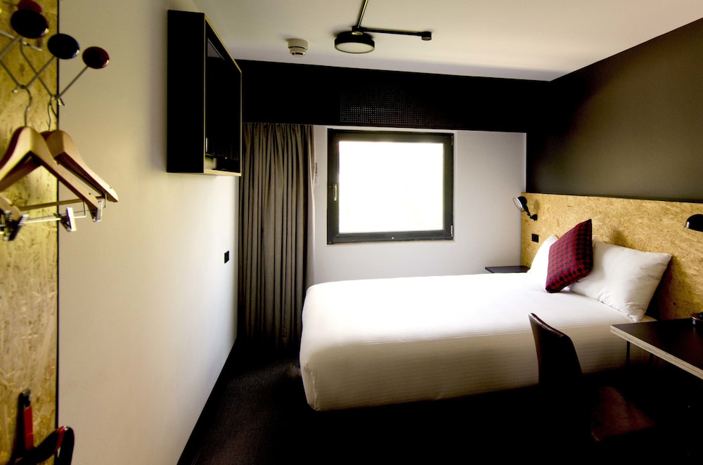 STANDARD, QUEEN BED