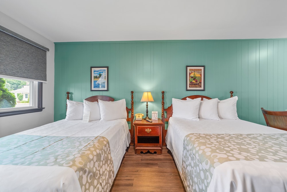 Standard, 2 Double Beds, Glass House Inn 3/10