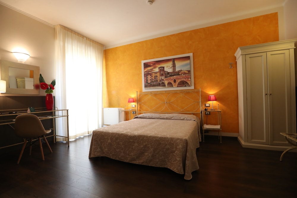 Hotel Italia 11/42