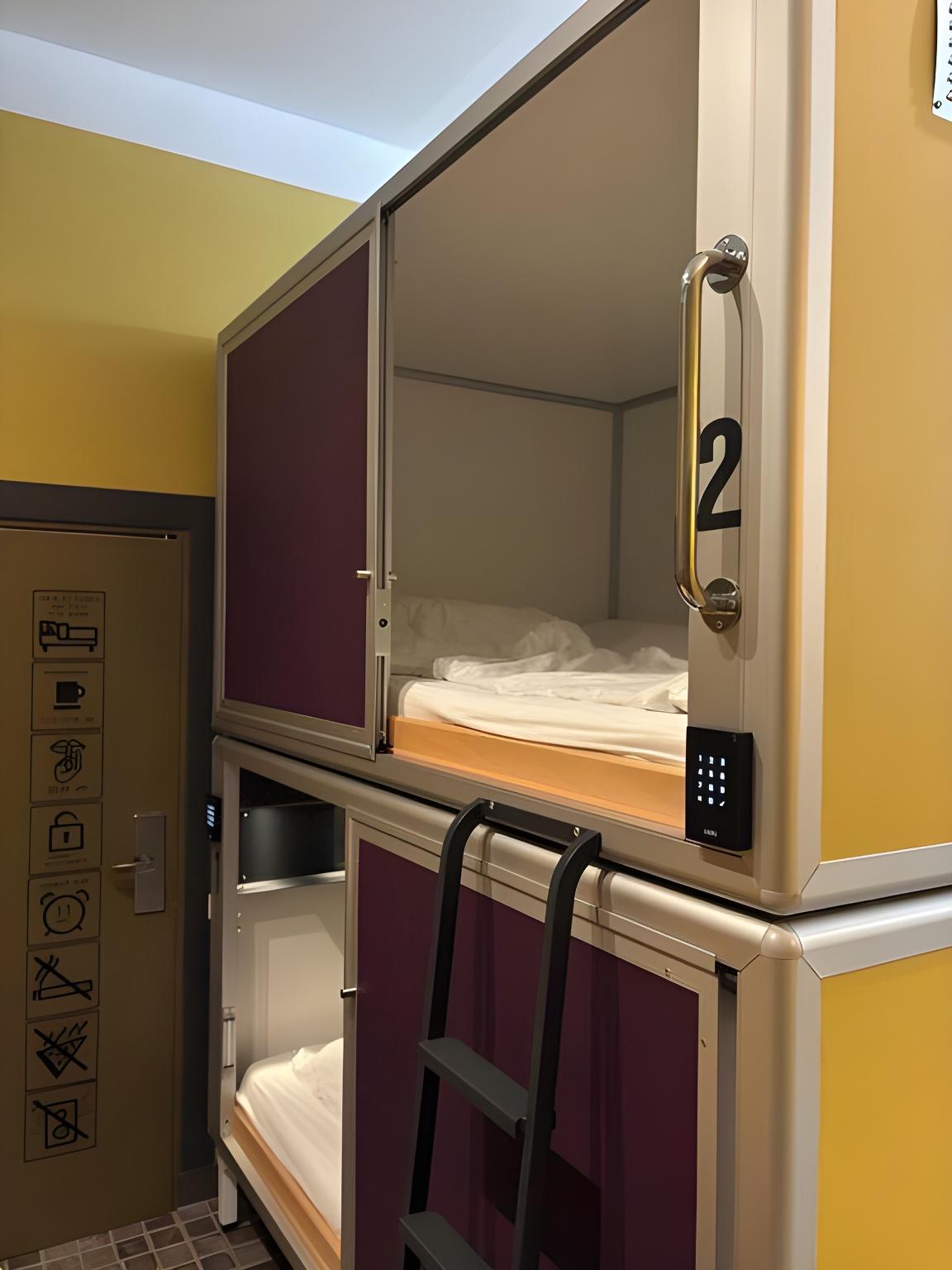 CAPSULE, SINGLE, SHARED BATHROOM