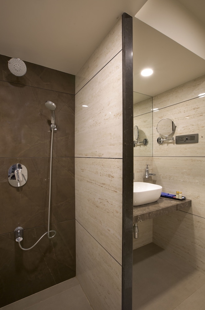 Oyo Premium 091 Vile Parle East 48/50