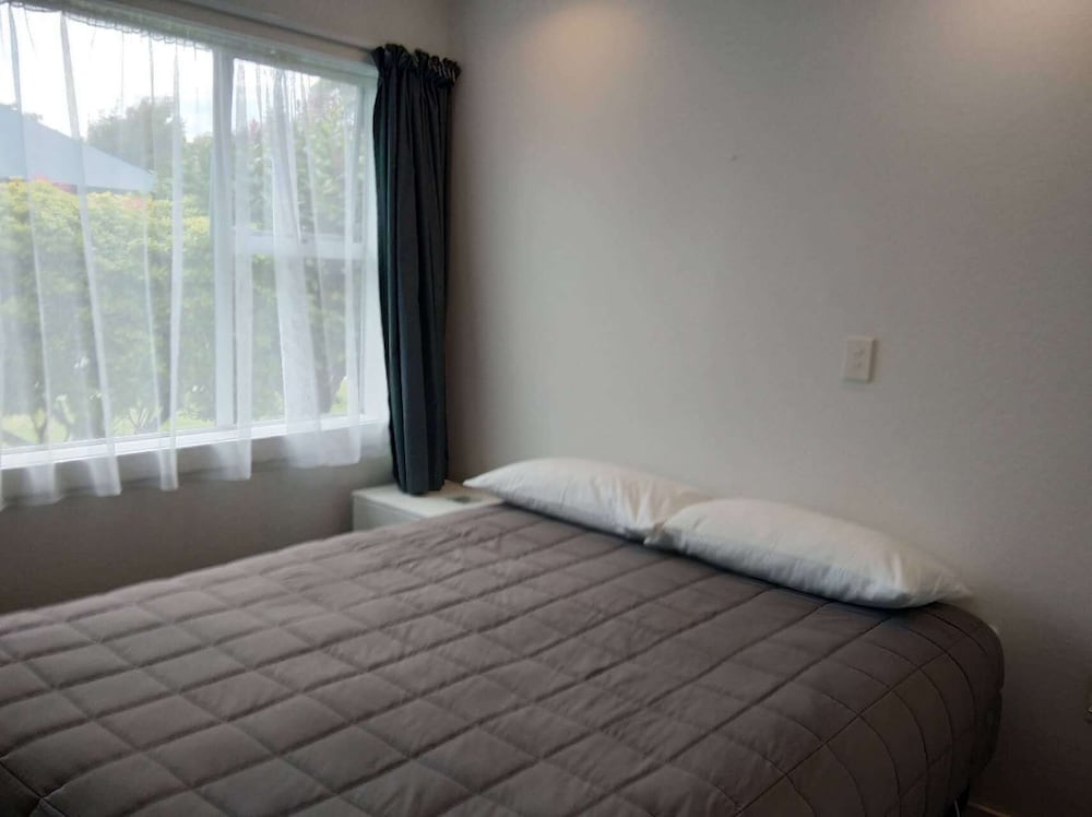 Queens Park Motels 13/60