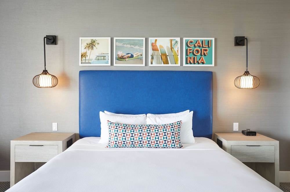 Tower, Huntington, King Bed, Partial Ocean View، The Waterfront Beach Resort, a Hilton Hotel 6/7