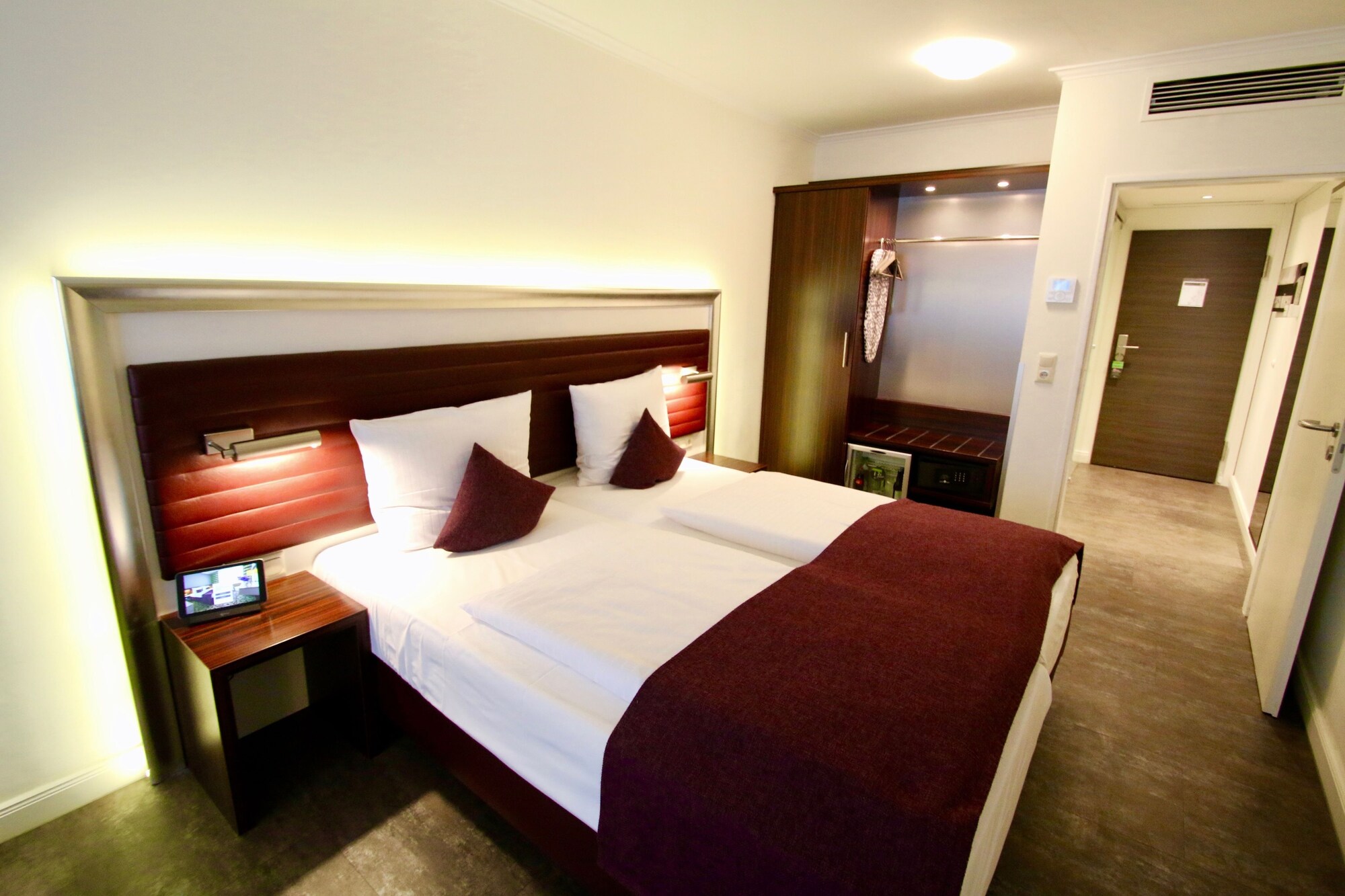 DELUXE, DOUBLE BED